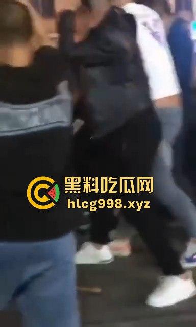 柳州光头疯子持刀砍人被围攻，摊贩齐心棍棒齐下，寡不敌众狼狈逃窜！  第5张