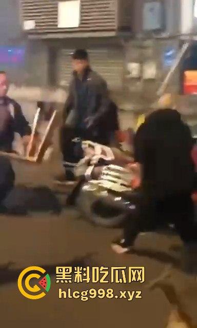 柳州光头疯子持刀砍人被围攻，摊贩齐心棍棒齐下，寡不敌众狼狈逃窜！  第6张