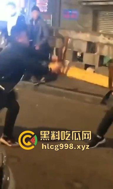 柳州光头疯子持刀砍人被围攻，摊贩齐心棍棒齐下，寡不敌众狼狈逃窜！  第7张