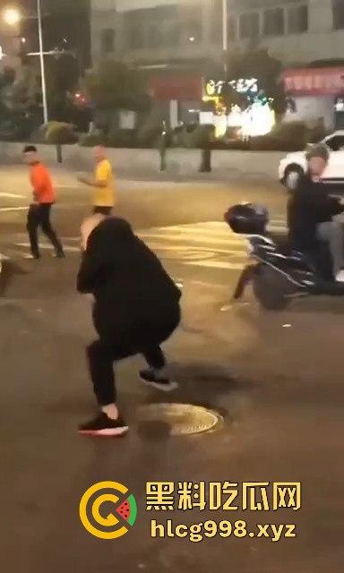 柳州光头疯子持刀砍人被围攻，摊贩齐心棍棒齐下，寡不敌众狼狈逃窜！  第8张