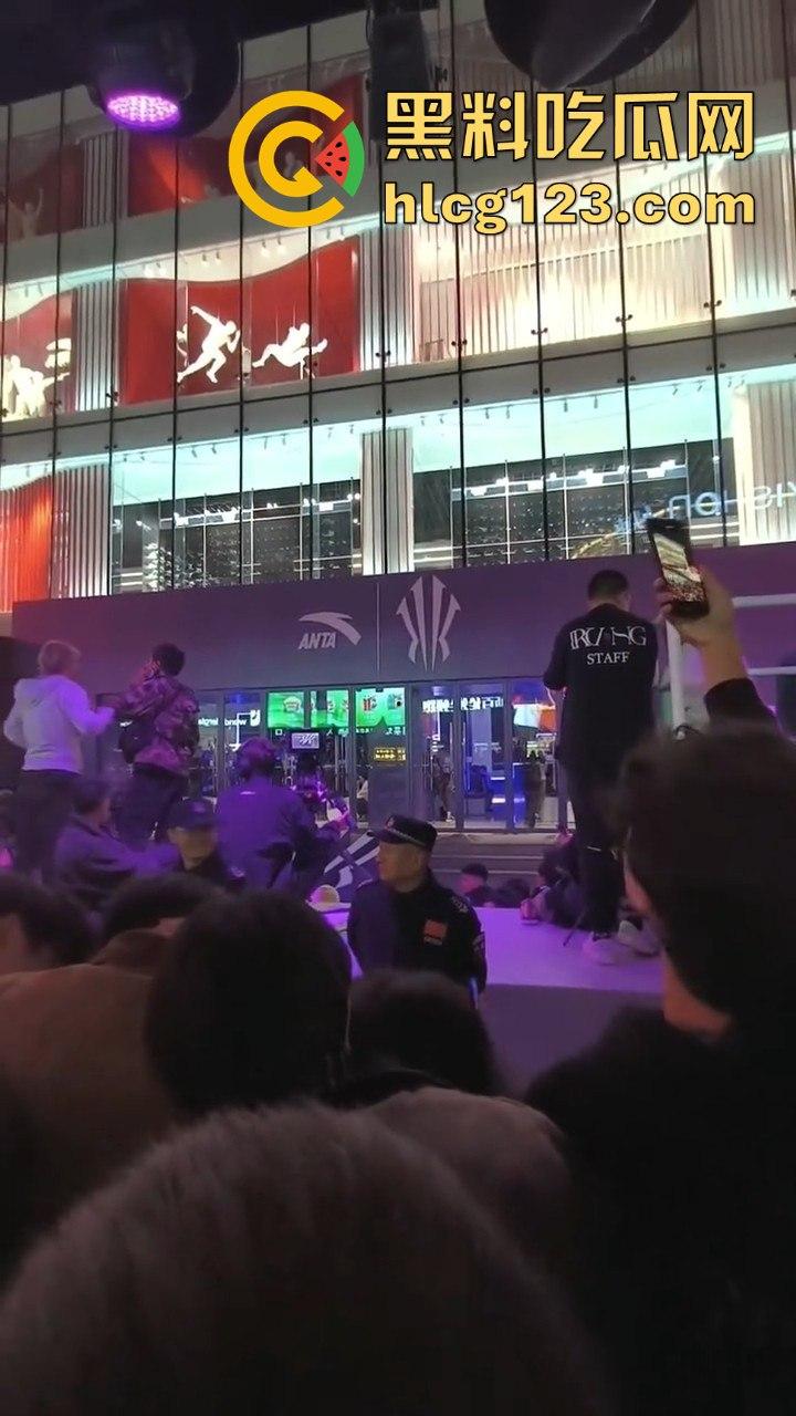 沈阳中街安踏门店出大事？一群男的当街怒骂安踏傻逼，场面一度失控！  第1张