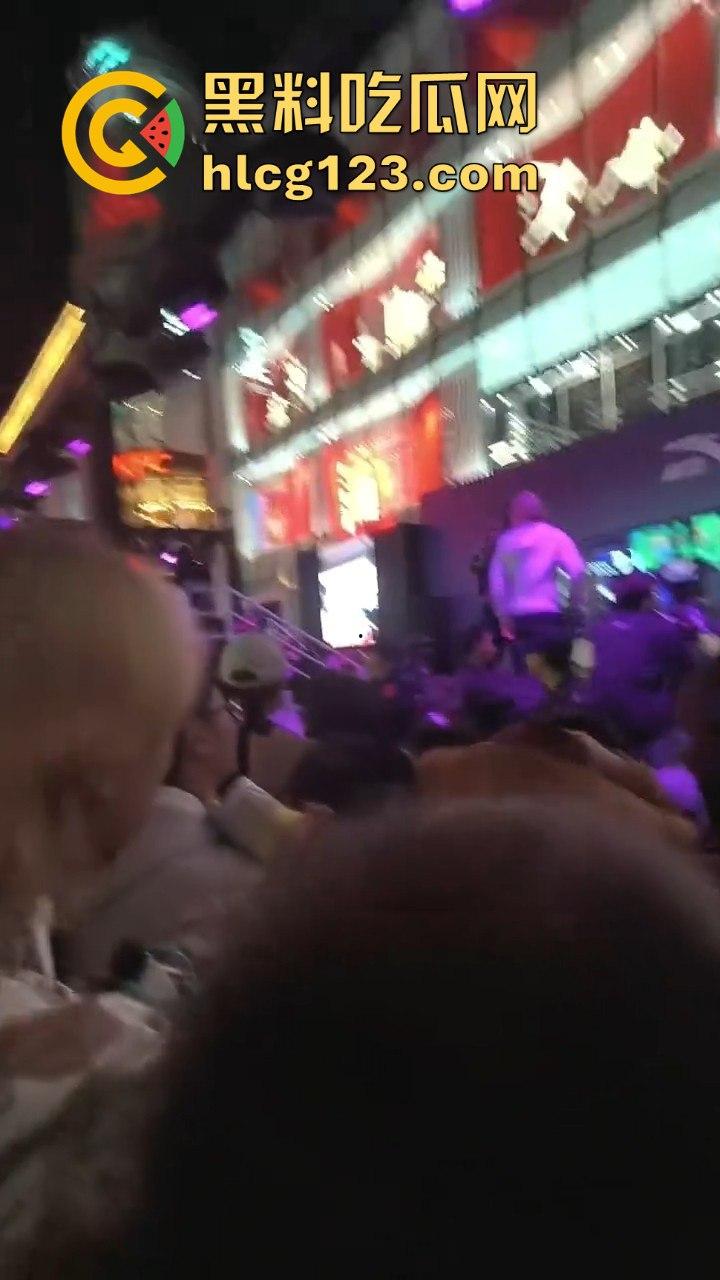 沈阳中街安踏门店出大事？一群男的当街怒骂安踏傻逼，场面一度失控！  第2张