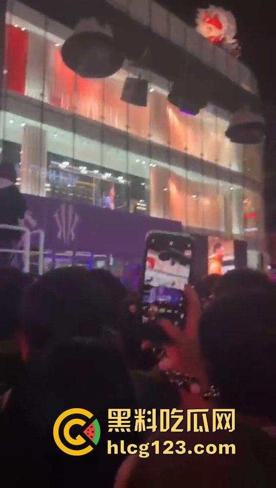 沈阳中街安踏门店出大事？一群男的当街怒骂安踏傻逼，场面一度失控！  第3张