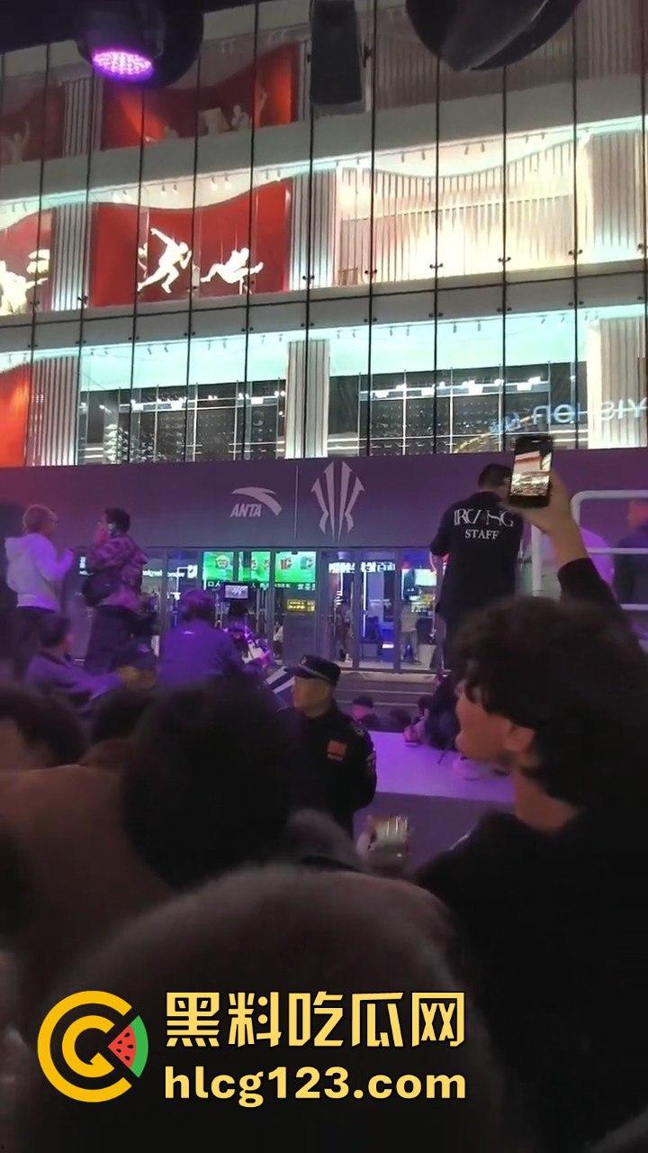 沈阳中街安踏门店出大事？一群男的当街怒骂安踏傻逼，场面一度失控！  第4张