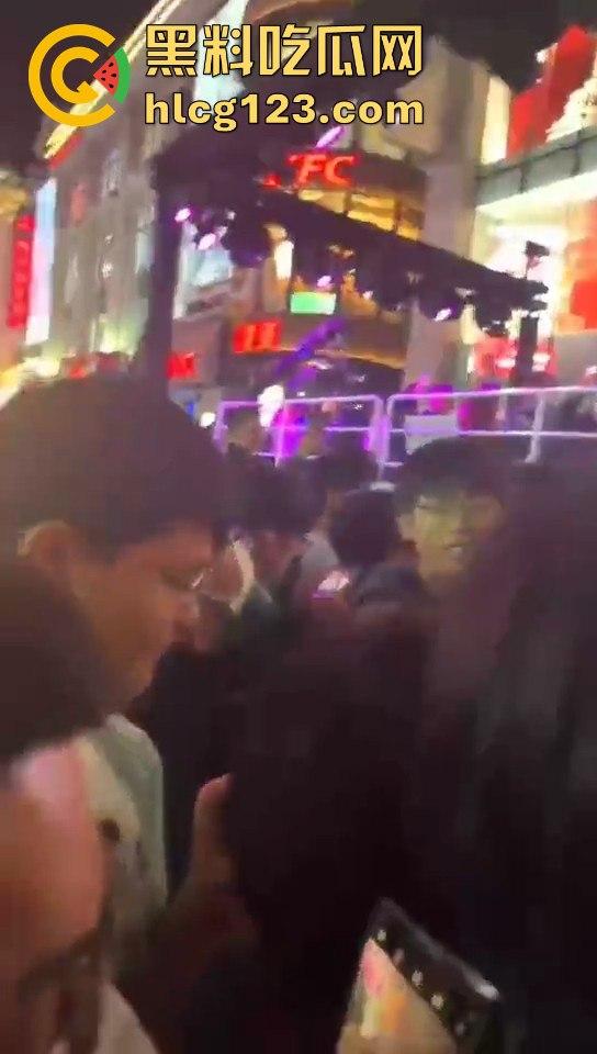 沈阳中街安踏门店出大事？一群男的当街怒骂安踏傻逼，场面一度失控！  第5张