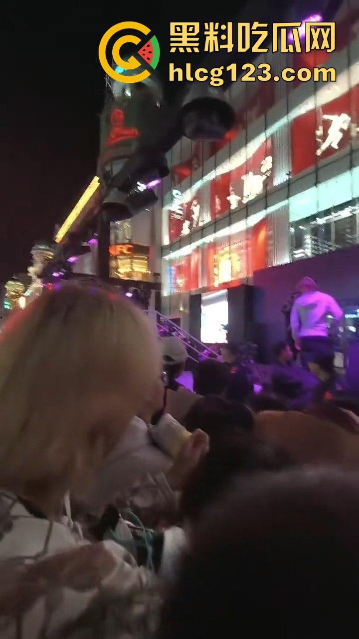 沈阳中街安踏门店出大事？一群男的当街怒骂安踏傻逼，场面一度失控！  第6张