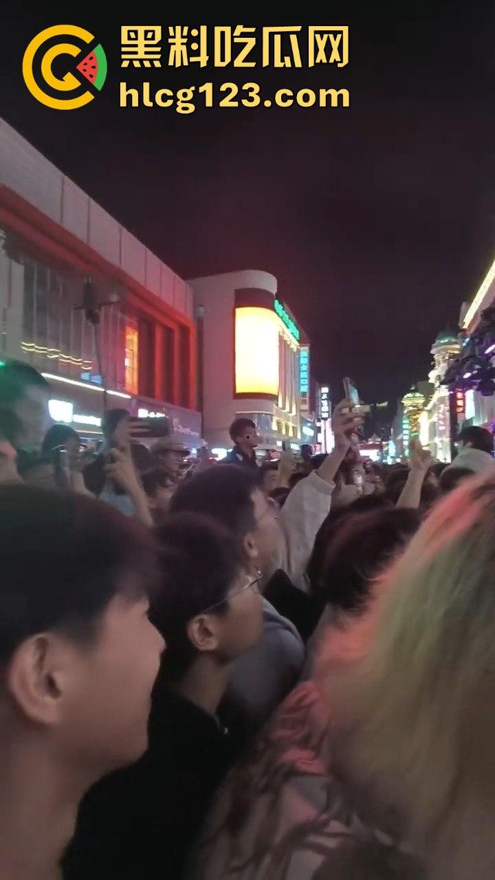 沈阳中街安踏门店出大事？一群男的当街怒骂安踏傻逼，场面一度失控！  第7张