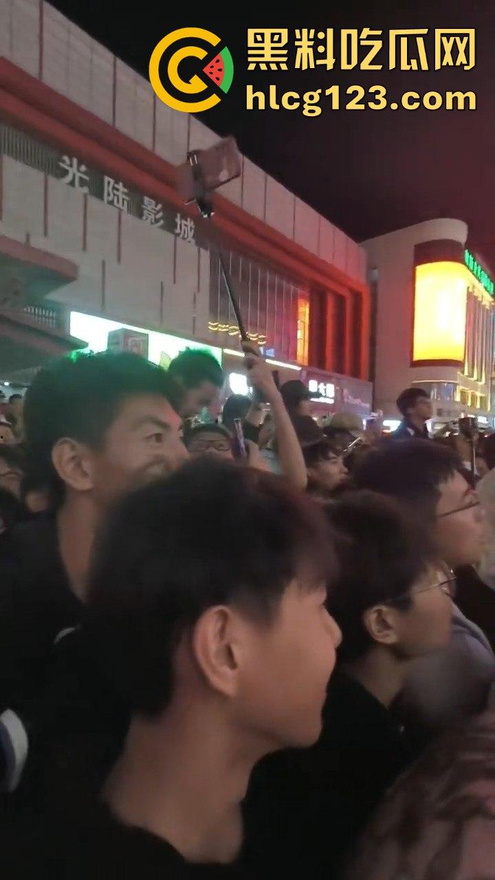 沈阳中街安踏门店出大事？一群男的当街怒骂安踏傻逼，场面一度失控！  第8张