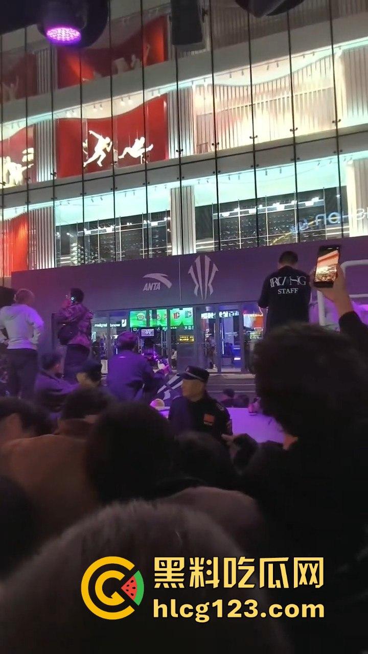 沈阳中街安踏门店出大事？一群男的当街怒骂安踏傻逼，场面一度失控！  第9张