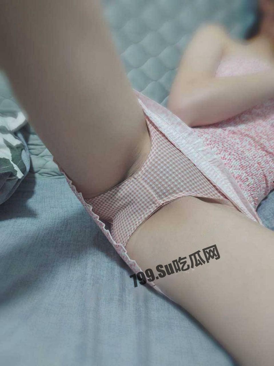 痴迷姐弟恋【姐姐的小飞棍】 和尤物姐姐在爸妈房间玩欲擒故纵 小穴太紧了  第5张