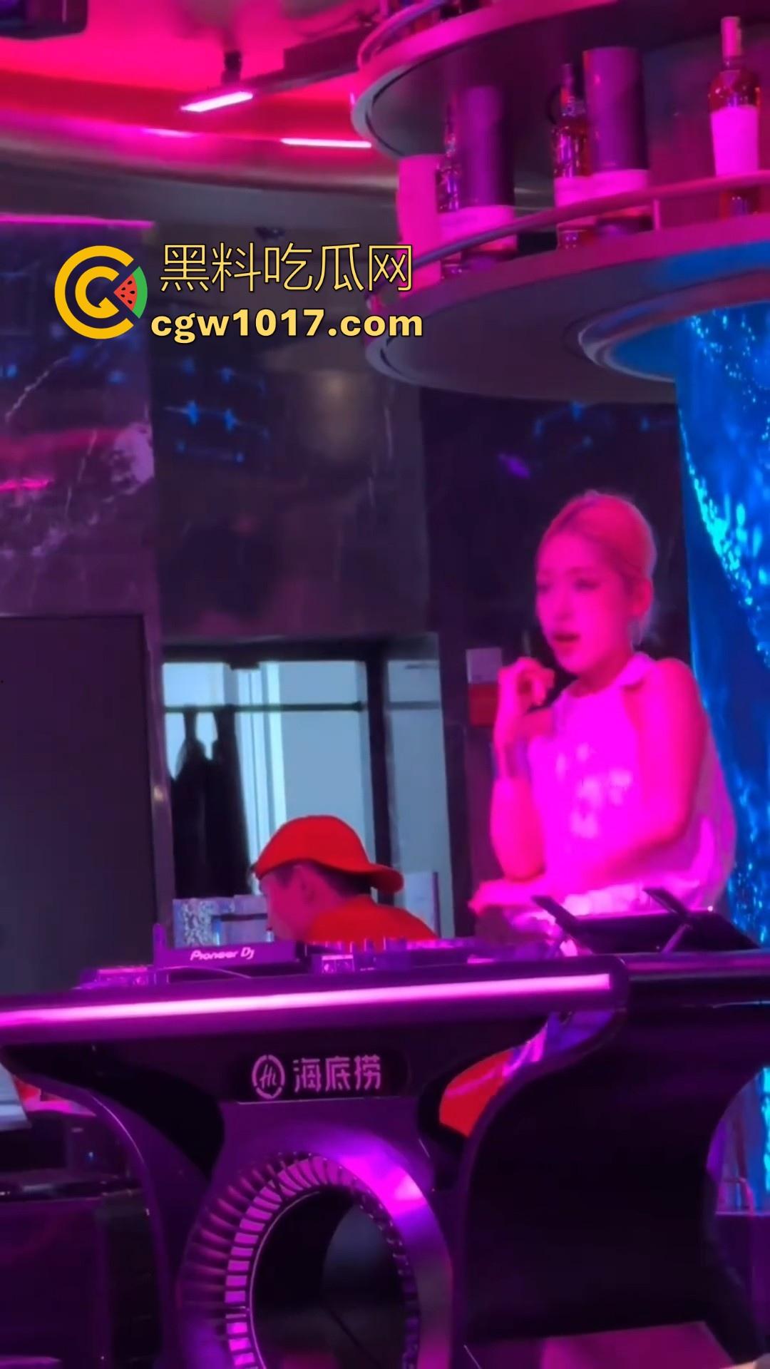 不是兄弟你跟我说这是海底捞？现在吃个火锅都卷成这样了嘛，不知道的以为在夜店呢，还有男模女DJ！  第1张