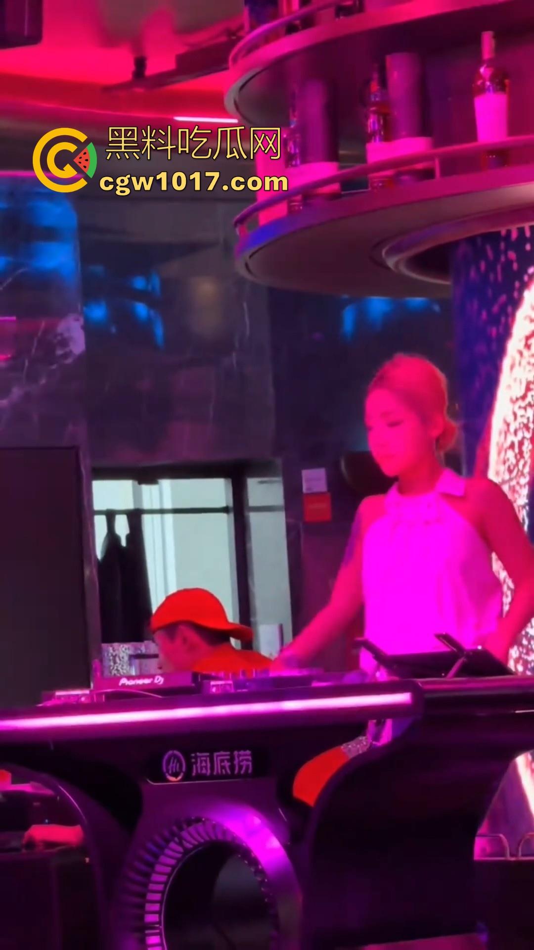 不是兄弟你跟我说这是海底捞？现在吃个火锅都卷成这样了嘛，不知道的以为在夜店呢，还有男模女DJ！  第2张