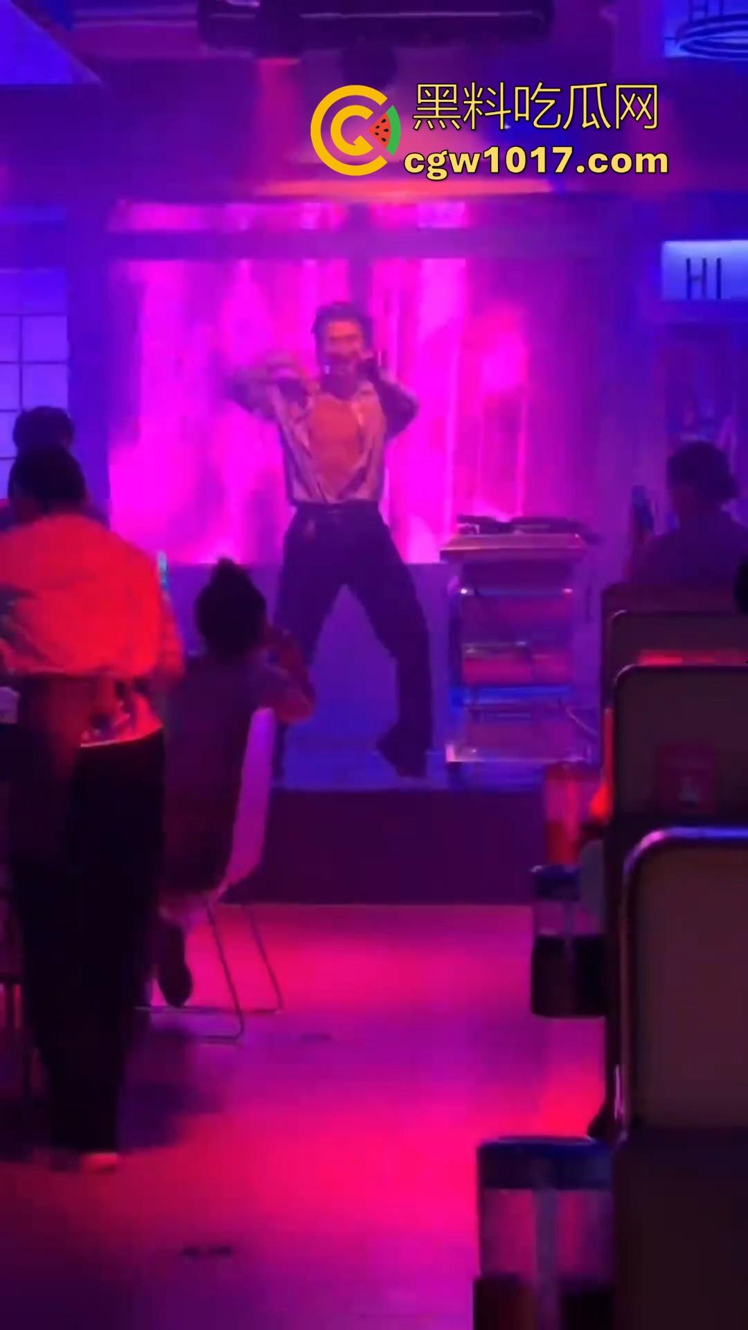 不是兄弟你跟我说这是海底捞？现在吃个火锅都卷成这样了嘛，不知道的以为在夜店呢，还有男模女DJ！  第3张