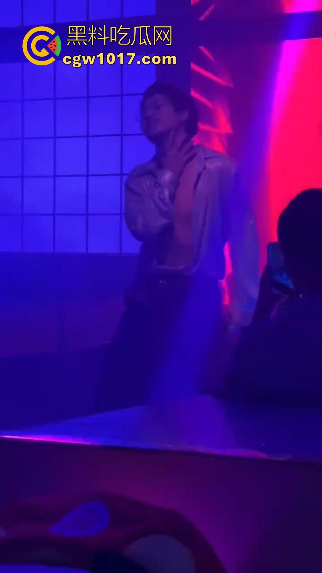 不是兄弟你跟我说这是海底捞？现在吃个火锅都卷成这样了嘛，不知道的以为在夜店呢，还有男模女DJ！  第4张