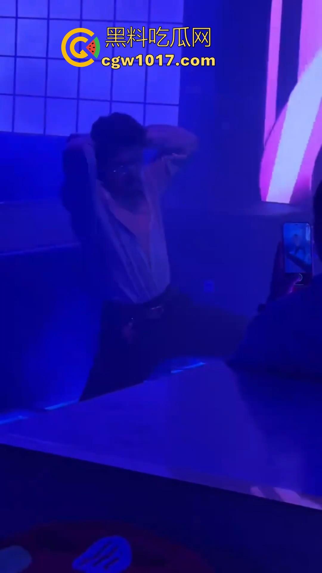 不是兄弟你跟我说这是海底捞？现在吃个火锅都卷成这样了嘛，不知道的以为在夜店呢，还有男模女DJ！  第5张