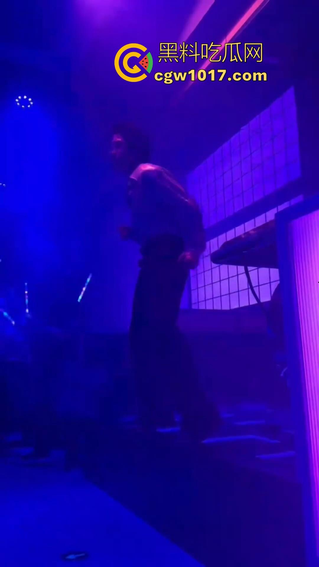 不是兄弟你跟我说这是海底捞？现在吃个火锅都卷成这样了嘛，不知道的以为在夜店呢，还有男模女DJ！  第6张