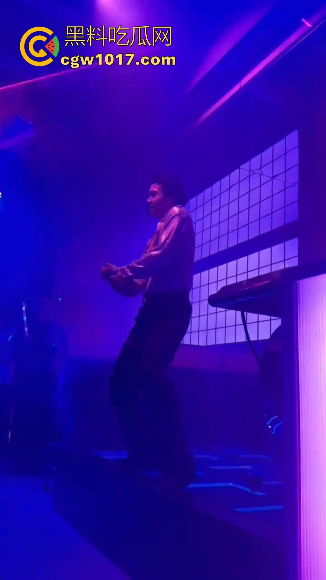 不是兄弟你跟我说这是海底捞？现在吃个火锅都卷成这样了嘛，不知道的以为在夜店呢，还有男模女DJ！  第7张