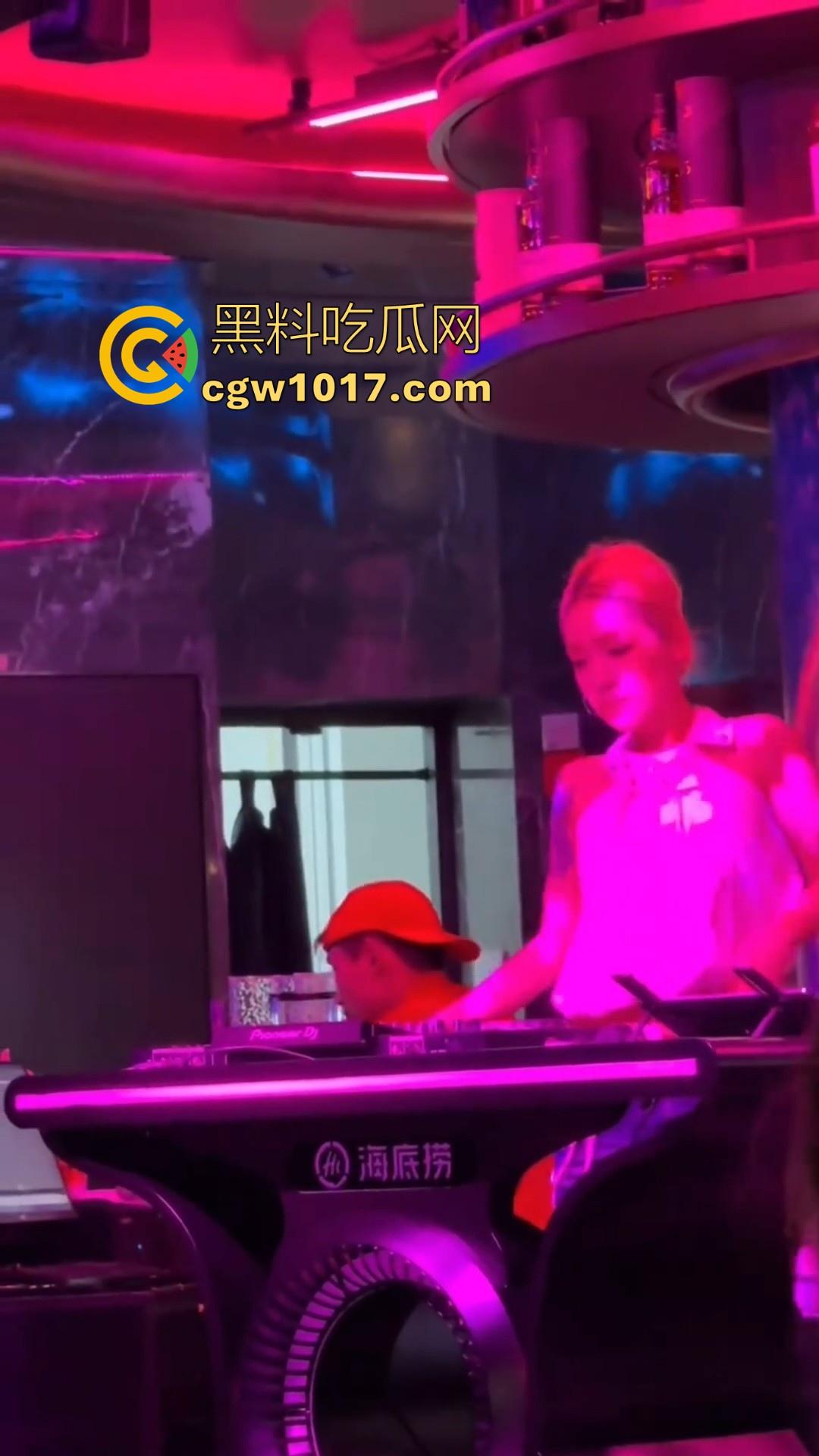 不是兄弟你跟我说这是海底捞？现在吃个火锅都卷成这样了嘛，不知道的以为在夜店呢，还有男模女DJ！  第8张