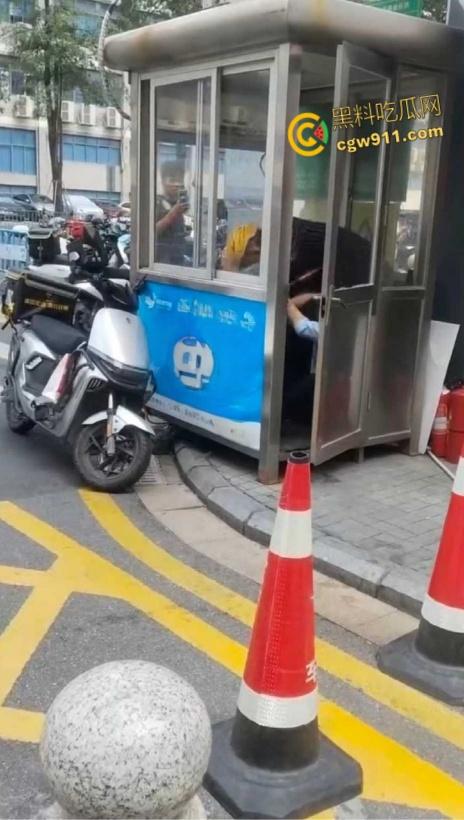 因电动车停放外卖员与保安发生口角，保安情绪失控，将外卖员王某拉扯倒地，未达轻微伤被行政拘留15日！  第2张