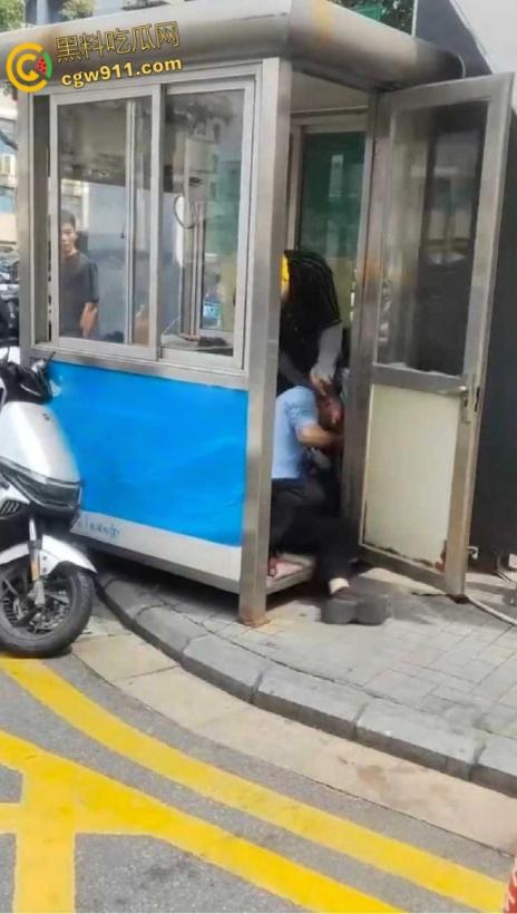 因电动车停放外卖员与保安发生口角，保安情绪失控，将外卖员王某拉扯倒地，未达轻微伤被行政拘留15日！  第3张