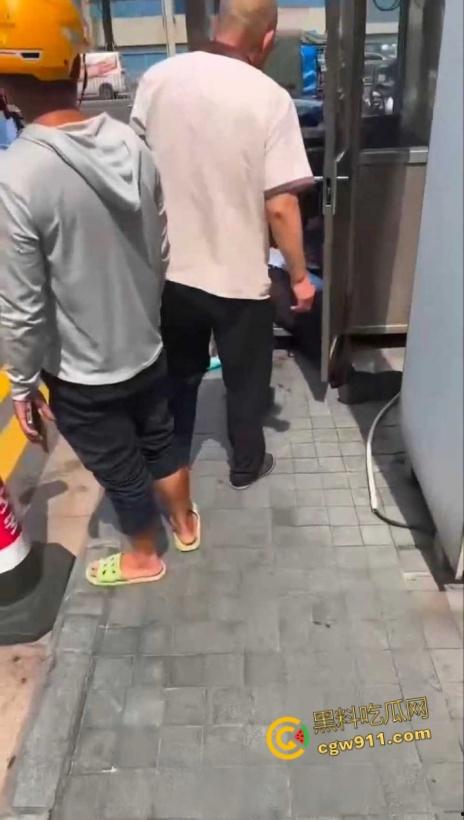 因电动车停放外卖员与保安发生口角，保安情绪失控，将外卖员王某拉扯倒地，未达轻微伤被行政拘留15日！  第4张