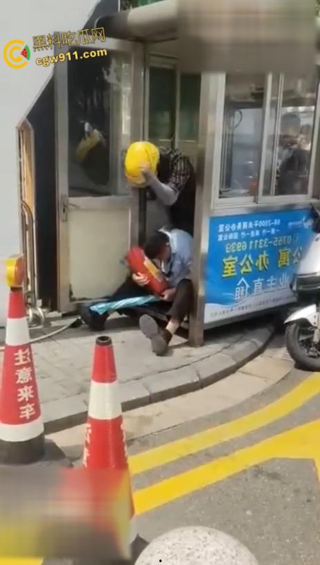 因电动车停放外卖员与保安发生口角，保安情绪失控，将外卖员王某拉扯倒地，未达轻微伤被行政拘留15日！  第6张