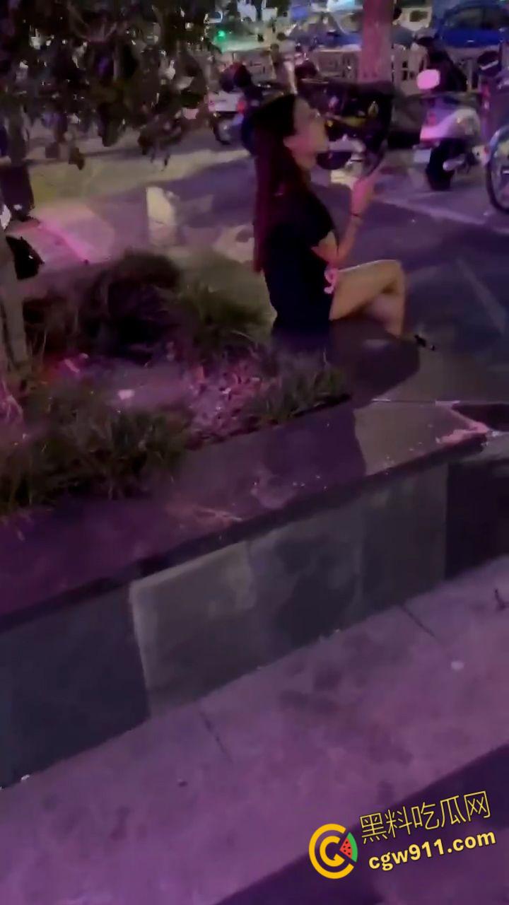 郑州万达广场绿帽厕所大战！ 清纯美女有男友，却被帅哥搭讪，把男友哄回家后，直接在厕所无套爆操！  第4张