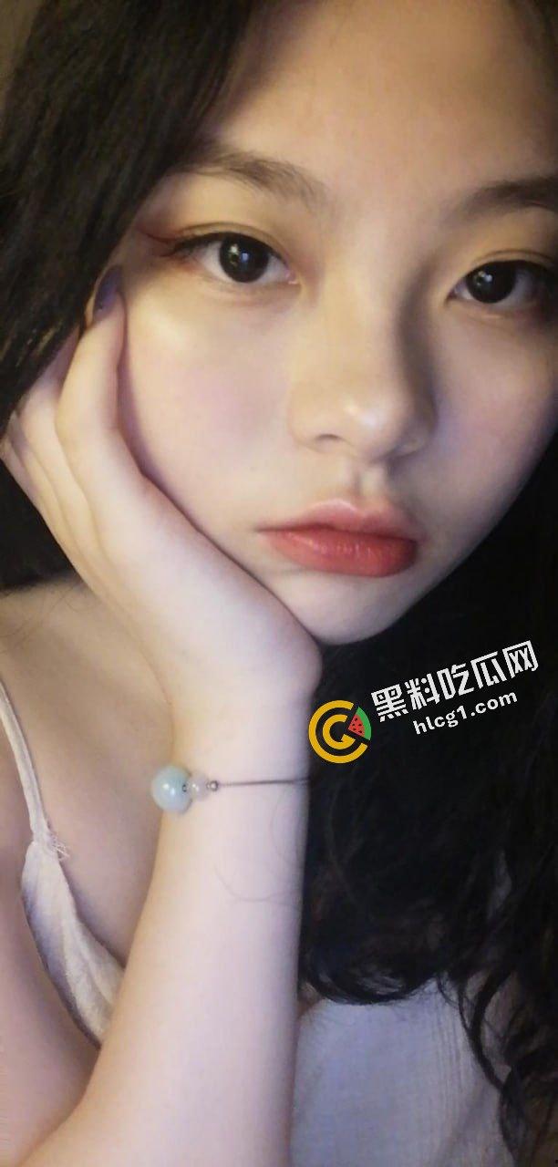 本科大学嫩妹学霸『黄佳』极品反差肉肉女友 操一回便爱上肉棒 居家学习也要操 自拍流出  第2张