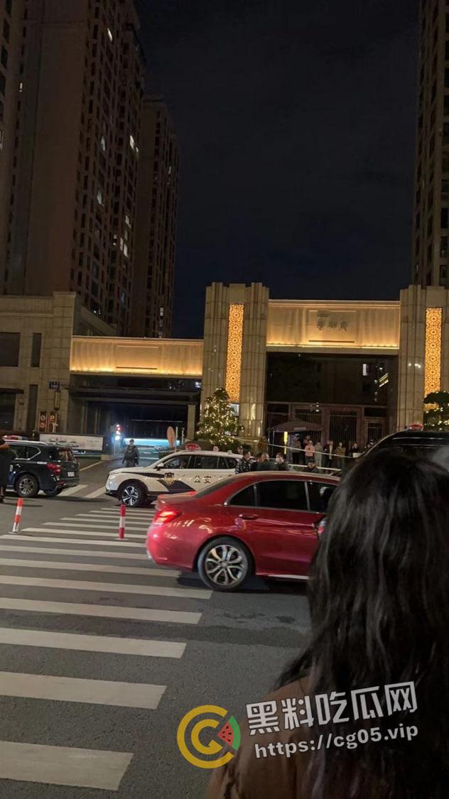 温州鹿城区地下车库发生爆炸 因欠债报复一男子腿被炸断 现场围满特警 警匪大片既视感 现场画面曝光 第1张 温州鹿城区地下车库发生爆炸 因欠债报复一男子腿被炸断 现场围满特警 警匪大片既视感 现场画面曝光 第1张