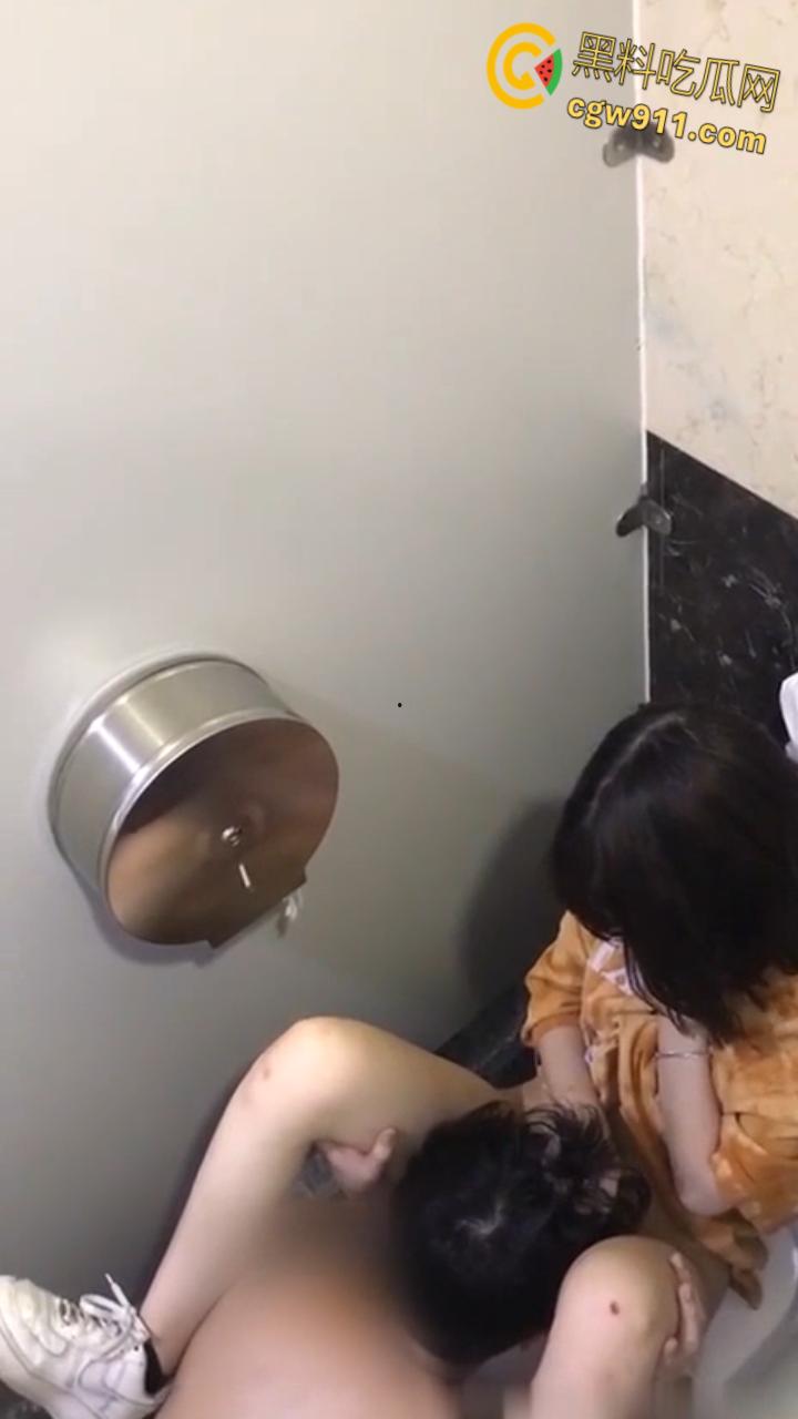 郑州万达广场绿帽厕所大战！ 清纯美女有男友，却被帅哥搭讪，把男友哄回家后，直接在厕所无套爆操！  第7张