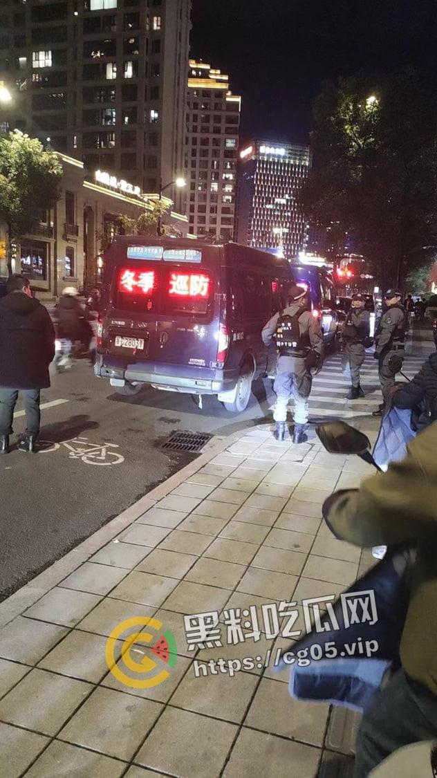 温州鹿城区地下车库发生爆炸 因欠债报复一男子腿被炸断 现场围满特警 警匪大片既视感 现场画面曝光 第3张 温州鹿城区地下车库发生爆炸 因欠债报复一男子腿被炸断 现场围满特警 警匪大片既视感 现场画面曝光 第3张