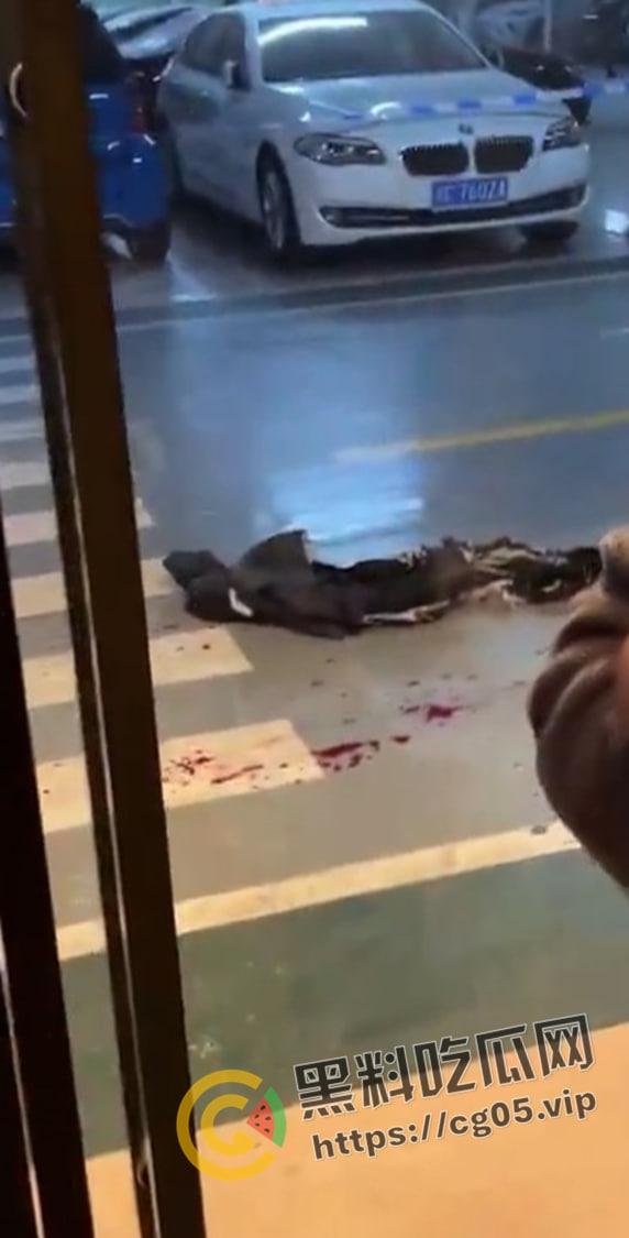 温州鹿城区地下车库发生爆炸 因欠债报复一男子腿被炸断 现场围满特警 警匪大片既视感 现场画面曝光 第5张 温州鹿城区地下车库发生爆炸 因欠债报复一男子腿被炸断 现场围满特警 警匪大片既视感 现场画面曝光 第5张