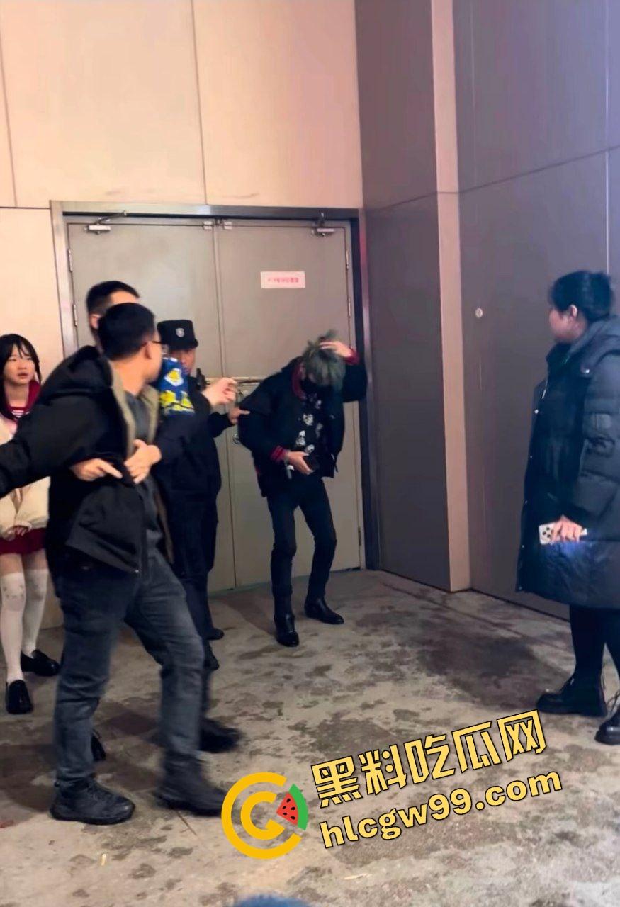 抖音黄毛精神小伙【蔡少】得吃小学未满18JK白丝妹,被女孩父亲撞见暴力殴打!原创独家曝光流出! 第9张 抖音黄毛精神小伙【蔡少】得吃小学未满18JK白丝妹,被女孩父亲撞见暴力殴打!原创独家曝光流出! 第9张