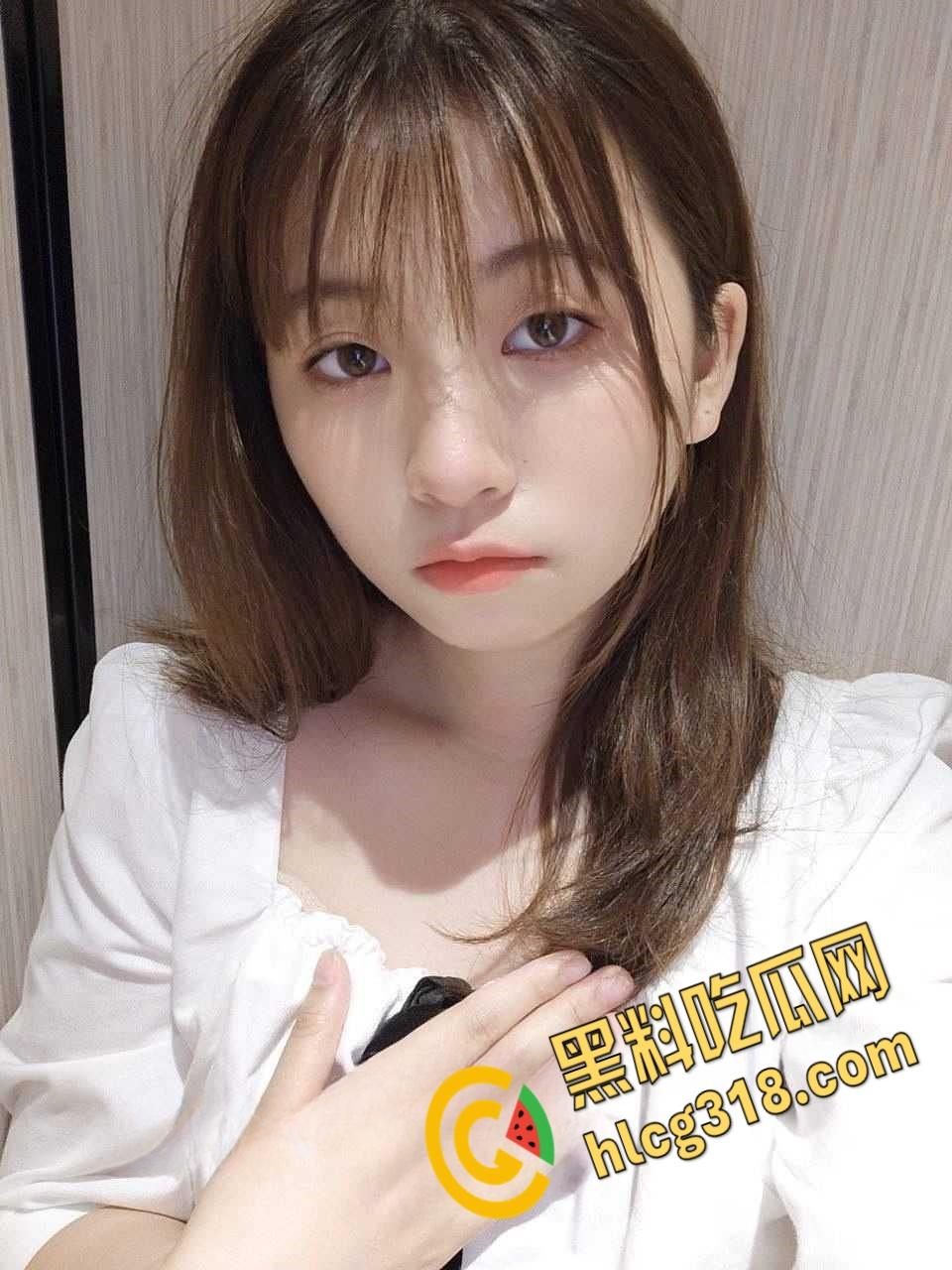 厦门华侨大学【曾潇】反差学生妹，吸舔榨精口活超棒，落地窗前粉嫩小穴被玩喷，饥渴难耐的样子真淫荡！  第1张