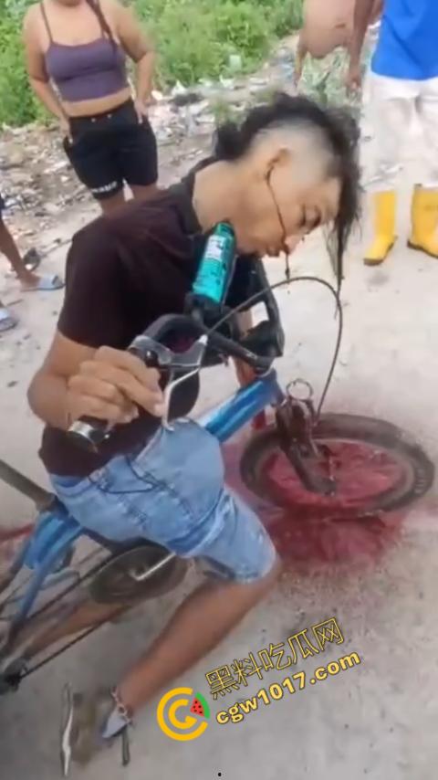 恐怖视频曝光!小伙头颅神秘贯穿,三轮车穿颅血染街头血腥现场骇人惊魂,神秘死亡惊掉下巴! 第2张 恐怖视频曝光!小伙头颅神秘贯穿,三轮车穿颅血染街头血腥现场骇人惊魂,神秘死亡惊掉下巴! 第2张