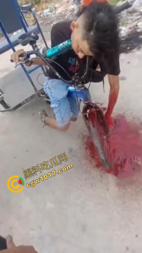 恐怖视频曝光!小伙头颅神秘贯穿,三轮车穿颅血染街头血腥现场骇人惊魂,神秘死亡惊掉下巴! 第3张 恐怖视频曝光!小伙头颅神秘贯穿,三轮车穿颅血染街头血腥现场骇人惊魂,神秘死亡惊掉下巴! 第3张