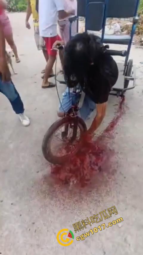 恐怖视频曝光!小伙头颅神秘贯穿,三轮车穿颅血染街头血腥现场骇人惊魂,神秘死亡惊掉下巴! 第4张 恐怖视频曝光!小伙头颅神秘贯穿,三轮车穿颅血染街头血腥现场骇人惊魂,神秘死亡惊掉下巴! 第4张