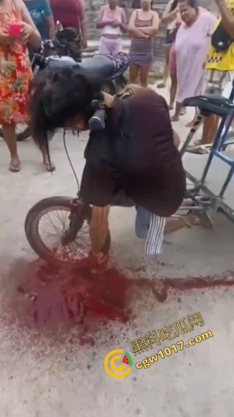 恐怖视频曝光!小伙头颅神秘贯穿,三轮车穿颅血染街头血腥现场骇人惊魂,神秘死亡惊掉下巴! 第5张 恐怖视频曝光!小伙头颅神秘贯穿,三轮车穿颅血染街头血腥现场骇人惊魂,神秘死亡惊掉下巴! 第5张