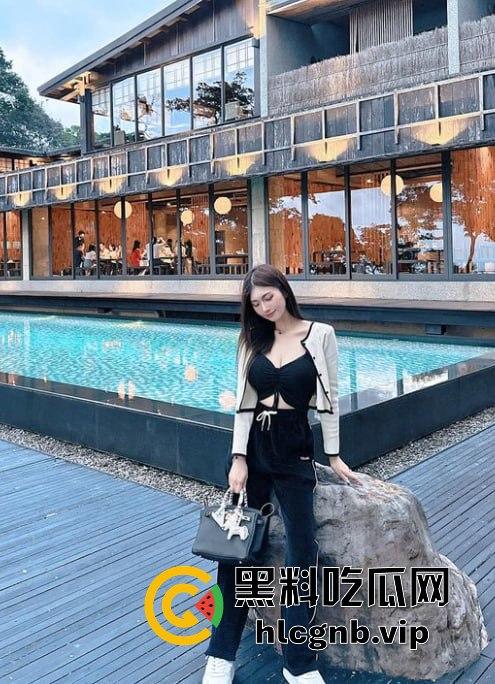 E奶御姐VivianLee 多人3P淫乱爆发！前后双插喷出小穴水流，巨乳晃动让人欲仙欲死  第4张