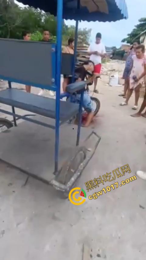 恐怖视频曝光!小伙头颅神秘贯穿,三轮车穿颅血染街头血腥现场骇人惊魂,神秘死亡惊掉下巴! 第8张 恐怖视频曝光!小伙头颅神秘贯穿,三轮车穿颅血染街头血腥现场骇人惊魂,神秘死亡惊掉下巴! 第8张