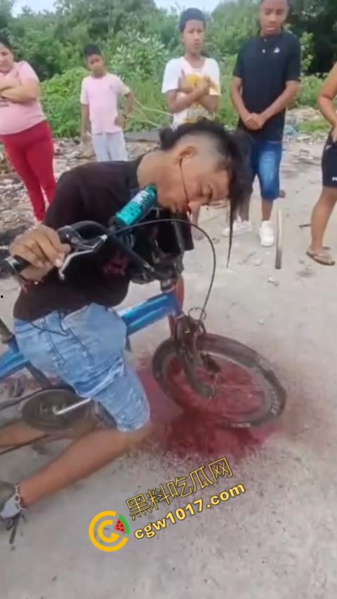 恐怖视频曝光!小伙头颅神秘贯穿,三轮车穿颅血染街头血腥现场骇人惊魂,神秘死亡惊掉下巴! 第9张 恐怖视频曝光!小伙头颅神秘贯穿,三轮车穿颅血染街头血腥现场骇人惊魂,神秘死亡惊掉下巴! 第9张