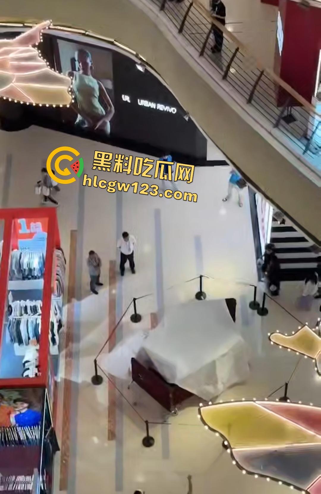 扬州京华城26岁女孩为茶颜悦色跳楼自杀!因男友买蜜雪冰城崩溃,男友终于解脱了! 第2张 扬州京华城26岁女孩为茶颜悦色跳楼自杀!因男友买蜜雪冰城崩溃,男友终于解脱了! 第2张