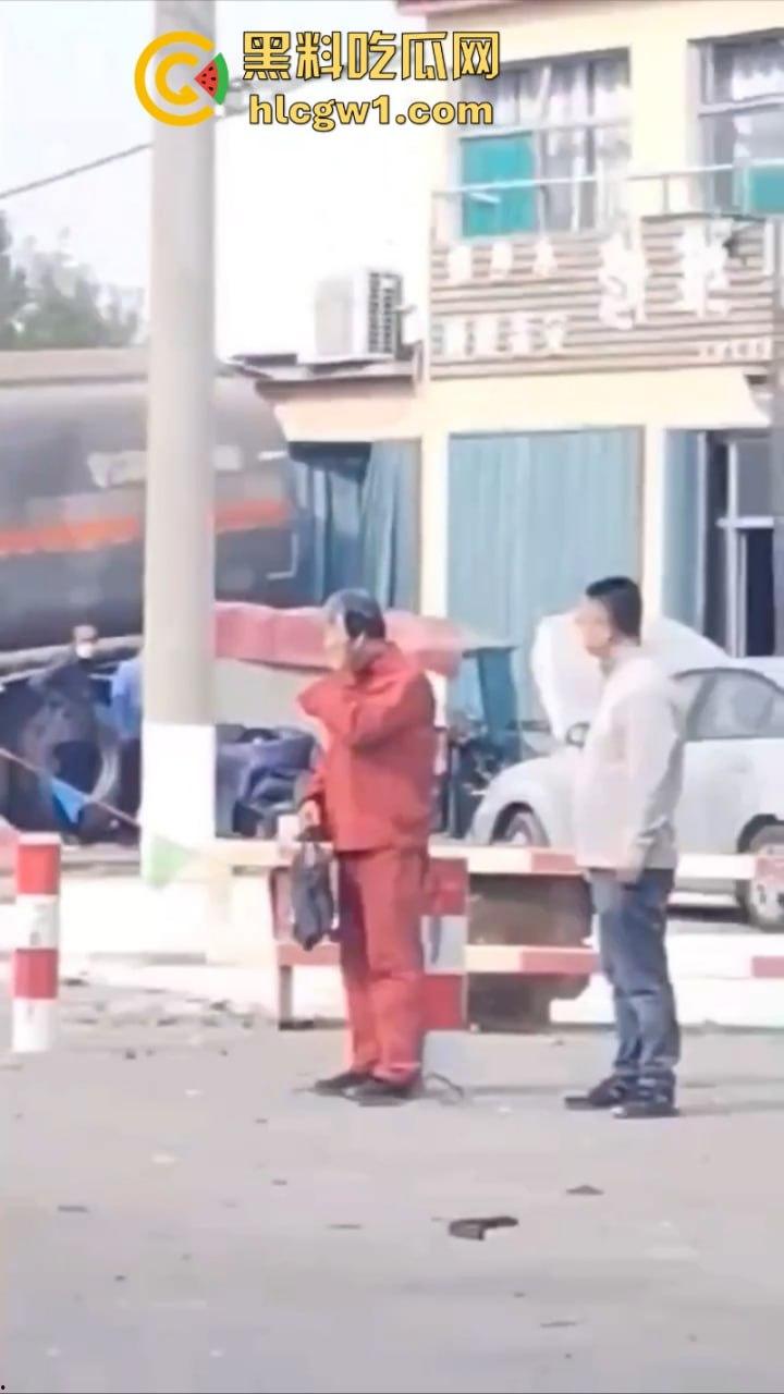 山东滨州一油罐车当街爆炸 肠子脑浆散落一地 人都炸烂了 现场无码视频流出 血腥慎入 第2张 山东滨州一油罐车当街爆炸 肠子脑浆散落一地 人都炸烂了 现场无码视频流出 血腥慎入 第2张