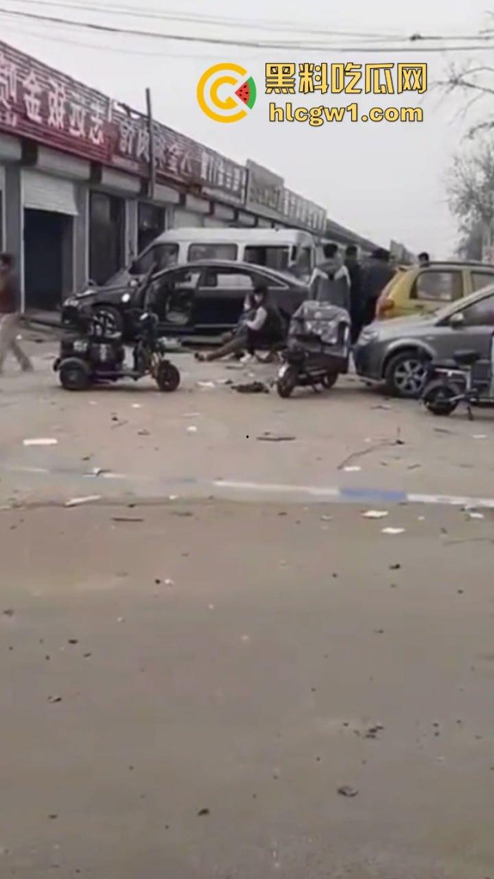 山东滨州一油罐车当街爆炸 肠子脑浆散落一地 人都炸烂了 现场无码视频流出 血腥慎入 第3张 山东滨州一油罐车当街爆炸 肠子脑浆散落一地 人都炸烂了 现场无码视频流出 血腥慎入 第3张