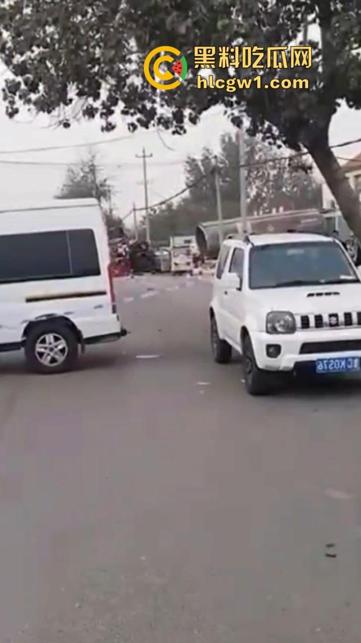 山东滨州一油罐车当街爆炸 肠子脑浆散落一地 人都炸烂了 现场无码视频流出 血腥慎入 第4张 山东滨州一油罐车当街爆炸 肠子脑浆散落一地 人都炸烂了 现场无码视频流出 血腥慎入 第4张