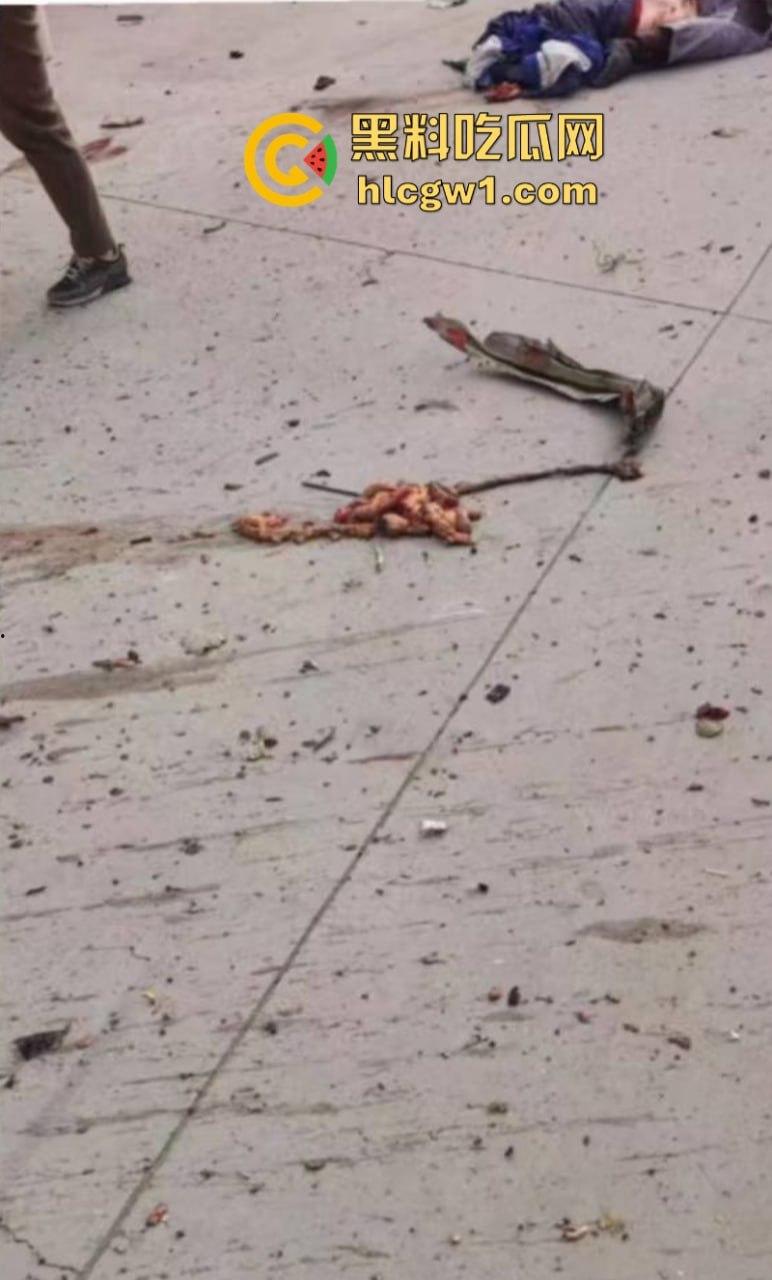 山东滨州一油罐车当街爆炸 肠子脑浆散落一地 人都炸烂了 现场无码视频流出 血腥慎入 第5张 山东滨州一油罐车当街爆炸 肠子脑浆散落一地 人都炸烂了 现场无码视频流出 血腥慎入 第5张