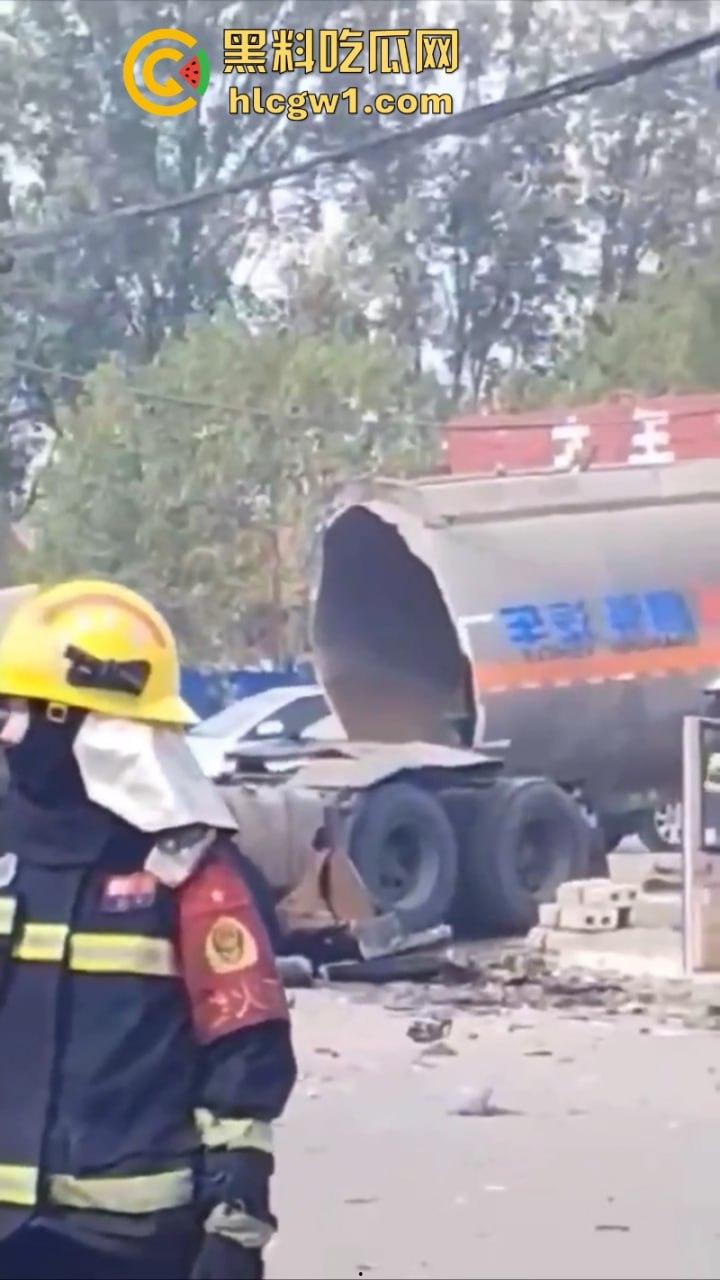 山东滨州一油罐车当街爆炸 肠子脑浆散落一地 人都炸烂了 现场无码视频流出 血腥慎入 第6张 山东滨州一油罐车当街爆炸 肠子脑浆散落一地 人都炸烂了 现场无码视频流出 血腥慎入 第6张