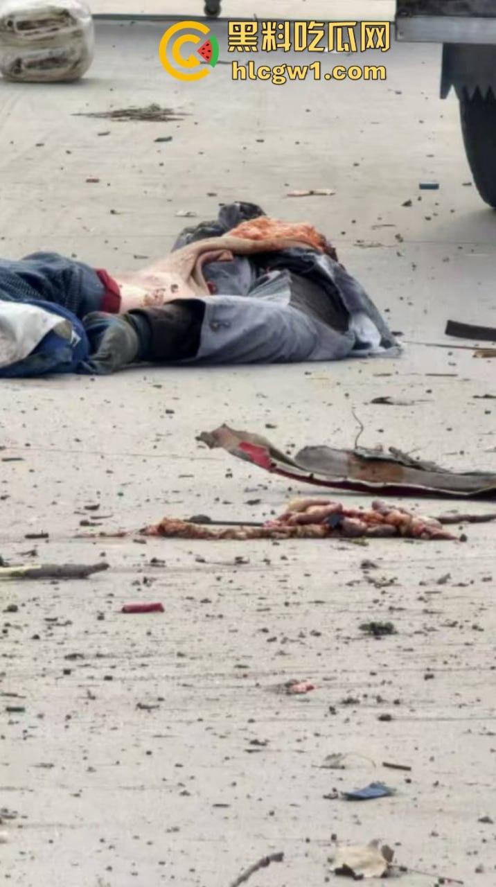 山东滨州一油罐车当街爆炸 肠子脑浆散落一地 人都炸烂了 现场无码视频流出 血腥慎入 第8张 山东滨州一油罐车当街爆炸 肠子脑浆散落一地 人都炸烂了 现场无码视频流出 血腥慎入 第8张