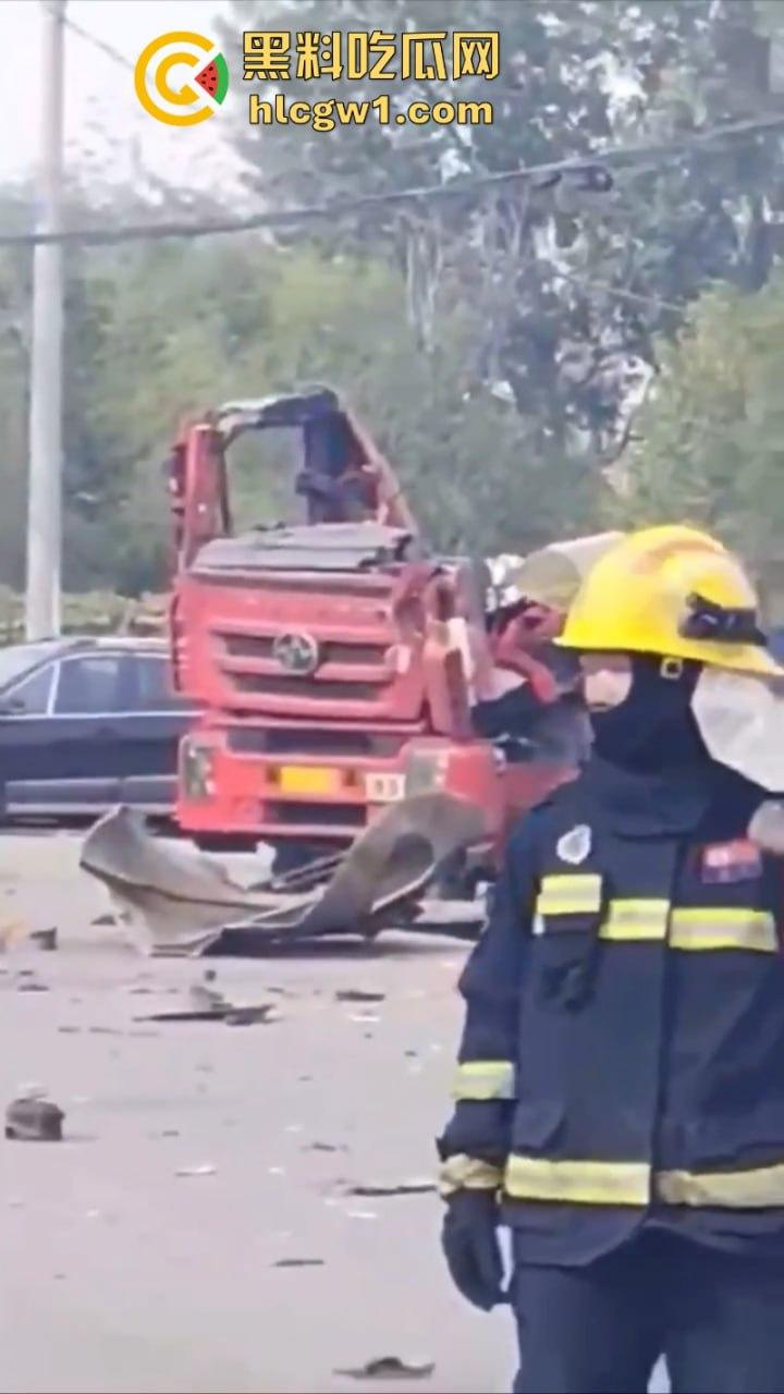 山东滨州一油罐车当街爆炸 肠子脑浆散落一地 人都炸烂了 现场无码视频流出 血腥慎入 第9张 山东滨州一油罐车当街爆炸 肠子脑浆散落一地 人都炸烂了 现场无码视频流出 血腥慎入 第9张
