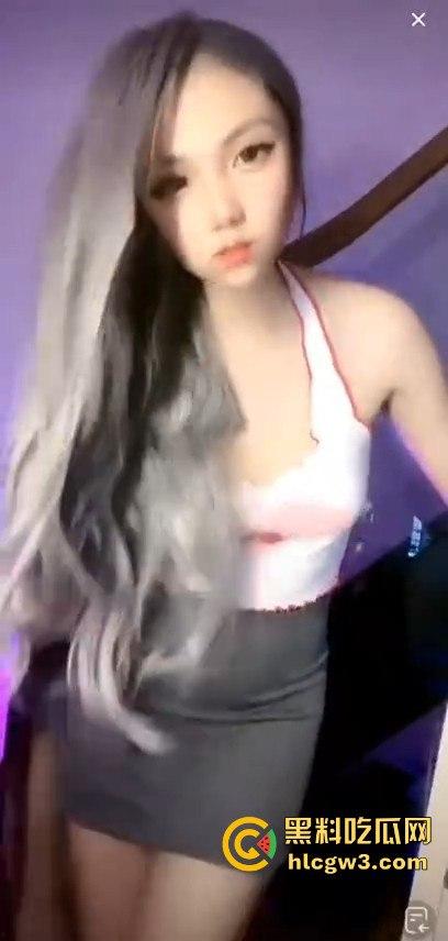 抖音网红【萝漫莉】直播福利版流出,假鸡吧自嗨狂摆,演得大哥们鸡巴硬到不行 独家爆料! 第6张 抖音网红【萝漫莉】直播福利版流出,假鸡吧自嗨狂摆,演得大哥们鸡巴硬到不行 独家爆料! 第6张